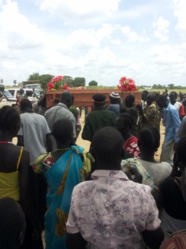 The body of murdered army officer Yol Muordit Dhel is received at Alekaguok airstrip in Warrap state's Gogral county on 15 September 2014 (ST)