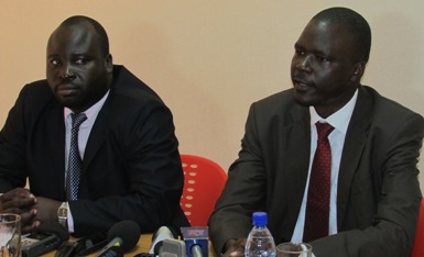 David Otim (R), principal representative for the SPLM/A in Opposition in Uganda, and Oyet Nathaniel Pierino speak at a press conference in the Ugandan capital, Kampala, on 22 September 2014 (ST)