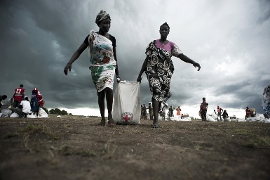 South Sudanese women collecting sorghum and oil some hours after an airdrop conducted by the International Committee of the Red Cross (ICRC) in Unity state's Leer (Photo: ICRC/Jacob Zocherman)