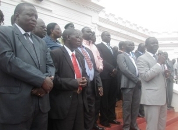 Western Bahr el Ghazal governor Rizik Zackaria Hassan and his cabinet ministers address a crowd in Wau following his return from Egypt on 8 September 2014 (ST)