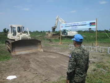 A member of the UNMISS Korean engineering unit oversees the construction of dykes in Jonglei state capital Bor (ST)