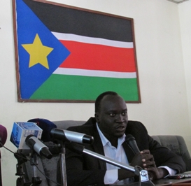 Michael Mayom Bol, the former leader of the South Sudan Democratic Forum (SSDF), speaks to journalists at the SPLM’s head office in the capital, Juba, on 11 September 2014 (ST)