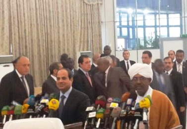 Sudanese president Omer al Bashir and his Egyptiancounterpart, Abdel Fattah al-Sisi, speak to the press in Khartoum on 27 June 2014 (SUNA)