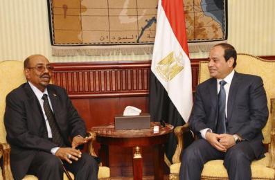Egyptian president Abdel Fattah al-Sisi (R) meets with Sudanese president Omer Hassan al-Bashir in Cairo on 18 October 2014 (Photo: Reuters)