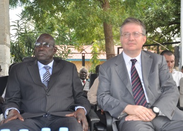 Jonglei state governor John Kong Nyuon (L) and EU ambassador to South Sudan Stefano De Leo during a handover ceremong in the capital, Bor, on 30 September 2014 (ST)