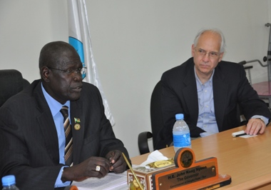 Jonglei state's caretaker governor, John Kong Nyuon, meets with the US envoy to South Sudan, Donald Booth, in the capital, Bor, on 15 October 2014 (ST)