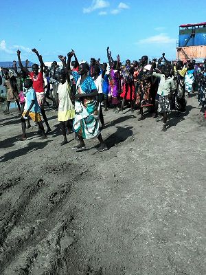 Internally displaced people at a UN camp in Unity state capital Bentiu welcome the arrival of rebel forces on 29 October 2014 (ST)