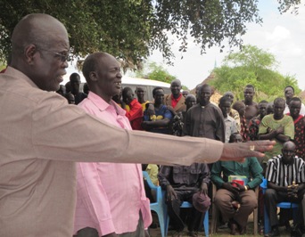 Jonglei state governor John Kong addresses residents of Panwel village on 12 October 2014 (ST)