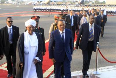 Libya's internationally recognised prime minister Abdullah al-Thani (C) walks with Sudanese president Omer al-Bashir (L) upon his arrival at Khartoum international airport on 27 October 2014 (Photo: AFP/Ashraf Shazly)