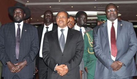 South Sudanese president Salva Kiir (L), Tanzanian president Jakaya Kikwete (C) and South Sudanese rebel leader Riek Machar (R) pose after meeting for talks on 20 October 2014 in the northern Tanzanian tourist town of Arusha (Photo: AFP)
