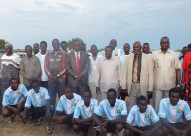 State government officials with members of the winning While Bull team in Bor's freedom square on 1 October 2014 (ST)