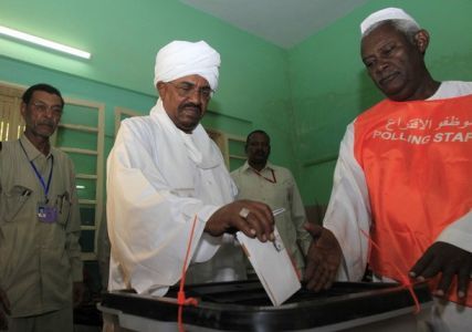 Sudanese president Omar Hassan al-Bashir (L) casts his ballot at a polling station in Khartoum on 11 April 2010 (Photo: Reuters)