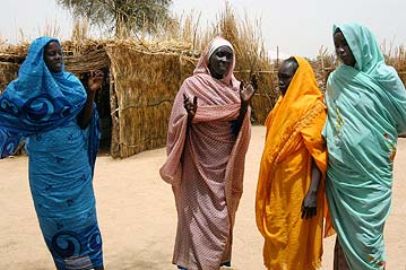 Displaced women discussing sexual violence around Garsila camp in West Darfur. (File photo UNHCR)
