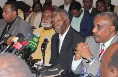 AUHIP chief Thabo Mbeki talks to the press flanked from his left by Yasir Arman and Ibrahim Ghandour on 17 November 2014 (Photo courtesy of AUHIP)