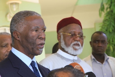 AUHIP chief Thabo Mbeki speaks to reporters following a meeting with Sudanese president Omer Hassan al-Bashir on 5 November 2014 (SUNA)