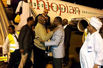 وزير الإعلام السوداني أحمد بلال يستقبل محمد إبراهيم دريج بمطار الخرطوم ـ 23 ديسمبر 2014 ـ صورة من شبكة الشروق