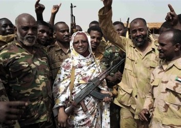 وزيرة الدولة بالإعلام سناء حمد العوض تتوسط جنود الجيش السوداني في زيارة لها للهجليج في يوم 24 ابريل 2012