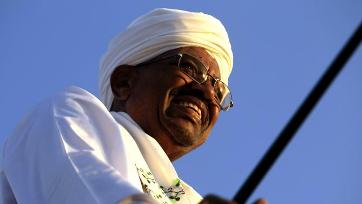 Sudanese president Omar Hassan al-Bashir waves to the crowd during a rally with Sufi supporters in Khartoum district's Hajj Yusuf on 27 December 2014 (Photo: Reuters/Mohamed Nureldin Abdallah)