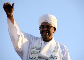 Sudanese President Omer Hassan al-Bashir waves to the crowd during a rally with Sufi supporters in Hajj Yusuf at Khartoum district December 27, 2014 (SUNA)