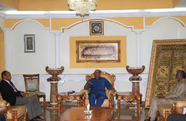 Sudanese president Omer al-Bashir receives UN special envoy for Sudan Haile Menkerios on 2 December 2014 (SUNA)
