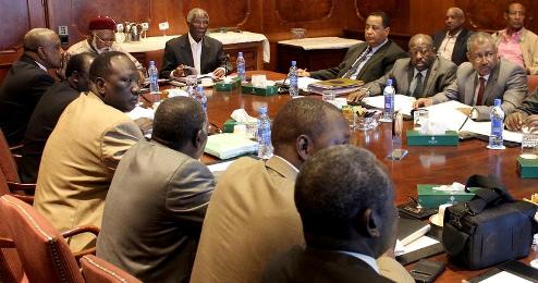 AUHIP head Thabo Mbeki chairs a meeting with of the government (R) and rebel delegations on 30 November 2014 (Courtesy photo/ AUHIP)