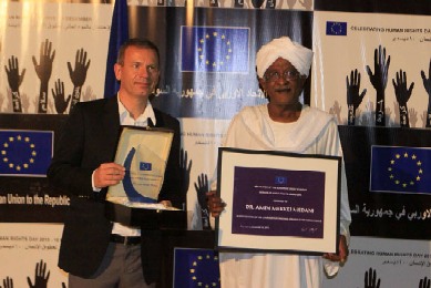 Sudanese lawyer and rights activist Amin Mekki Medani (L) is presented the EU delegation's Heroes for Human Rights Award 2013 by EU ambassador to Sudan Tomas Ulicny on 11 December 2013 (Photo courtesy of the EU)