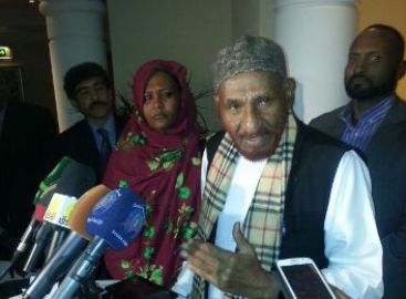 NUP leader Sadiq al-Mahdi speaks to reporters at a press conference in the Ethiopian capital, Addis Ababa, on 30 November 2014 (ST)