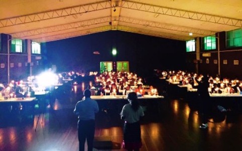 South Sudanese nationals in the Australian city of Melbourne light candles for war victims during a memorial service marking the first anniversary of the conflict on 15 December 2014 (ST)