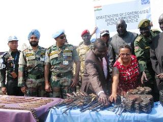 UN and Jonglei state officials display weapons collected in Bor, December 29, 2014 (ST)