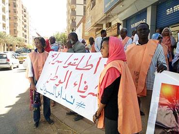 محتجون يحملون لافتات تطالب باطلاق سراح المعتقلين أمام مفوضية حقوق الإنسان ـ الخرطوم 19 يناير 2015