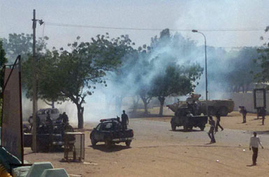 Armored vehicles prevent demonstrators in Nyala, South Darfur from entering the government's headquarters on 20 January 2015 (ST)