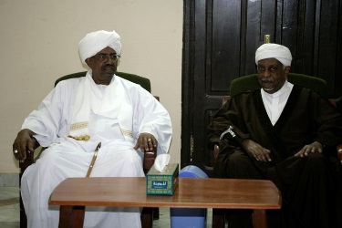 Democratic Unionist Party (DUP) leader Mohammed Osman al-Mirghani (R) and Sudanese president Omer Hassan al-Bashir (L) meeting in Khartoum on 15 December 2013 (SUNA)
