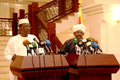 Presidents Omer Hassan al-Bashir (R) and Idriss Deby brief the media in Khartoum on 28 January 2015 (SUNA)