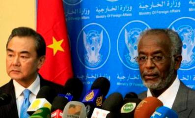 Sudan's Foreign Minister Ali Karti (R) speaks next to China's Foreign Minister Wang Yi during a joint news conference in Khartoum January 11, 2015.( Photo Reuters/Mohamed Nureldin Abdallah)
