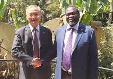 SPLM-IO leader Riek Machar (L) shakes hands with special Chinese envoy for Africa Zhong Jianhua in Addis Ababa, on 5 January 2015, (ST)