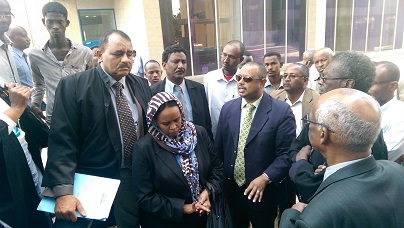 مجموعة من المحامين أمام وزارة العدل (سودان تربيون) ـ إرشيف