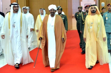 Sudanese President Omer Hassan al-Bashir (C) flanked by Abu Dhabi Crown Prince Mohammed bin Zayed al-Nahyan (L) and UAE Vice-President Mohammed bin Rashid al-Maktoum (R) in Abu Dhabi on 22 February 2015