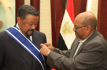 Sudanese president Omer Hassan al-Bashir (R) awarding African Union (AU) Commission chairperson Jean Ping the Two Nile Order in Khartoum on 29 May 2013 (Image courtesy of Ashorooq TV)