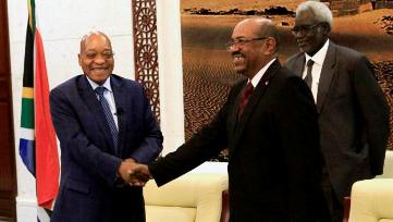 Sudanese president Omer Hassan al-Bashir greets his South African counterpart, Jacob Zuma (L), at the presidential palace in Khartoum 1 February 2015 (Photo: Reuters/ Mohamed Nureldin Abdallah)