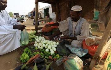 A vendor sells vegetables during Ramadan at a local market in north Khartoum August 3, 2012 (REUTERS/Mohamed Nureldin Abdallah)