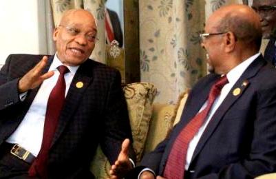 South African president Jacob Zuma (L) talks with his Sudanese counterpart, Omer Hassan al-Bashir, during his first official visit to Khartoum on 31 January 2015 (Photo: Reuters/Mohamed Nureldin Abdallah)