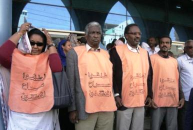 Sudanese supporters of opposition leader Farouk Abu Issa gather to protest as he arrives at court in the capital, Khartoum, on 23 February 2015 (Photo: AFP/Ebrahim Hamid)