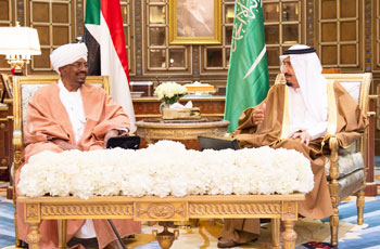 Sudanese president Omer Hassan al-Bashir (L) and Saudi Arabia's King Salman Bin Abdel Aziz meet in Riyadh on 25 March 2015 (SPA)