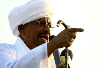 Sudanese president Omer Hassan al-Bashir addresses Sufi supporters during a campaign rally for the upcoming presidential elections in Omdurman on 8 March 2015 (Photo: Reuters//Mohamed Nureldin Abdallah)