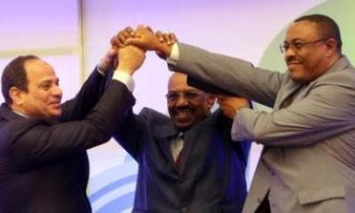 Egyptian president Abdel-Fattah al-Sisi (L), Sudanese president Omer al-Bashir (C) and Ethiopian prime minister Hailemariam Desalegn shake hands during a meeting in Khartoum on 23 March 2015 on the planned Grand Renaissance dam (Photo: Ashraf Shazly/AFP)