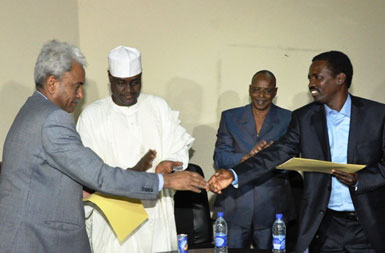 Head of Darfur peace office, Amin Hassan Omer (L) shakes hands with Mohamedain Bashar in Ndjamena on 27 March 2015 (SMC photo)