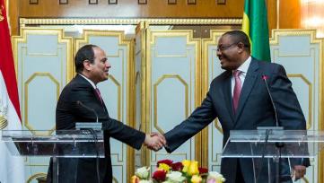 Egyptian president Fattah al-Sisi (L) and Ethiopian prime minister Hilemariam Desalegn shake hands after the press conference at the national palace on 24 March 2015 in Addis Ababa (Photo: AP/Mulugeata Ayene)