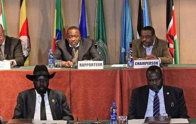 President Salva Kiir (L) and rebel leader Riek Machar (R) attend the signing a ceasefire agreement during an IGAD summit on the South Sudan crisis in Addis Ababa on 1 February 2015 (Photo: Reuters/Tiksa Negeri)
