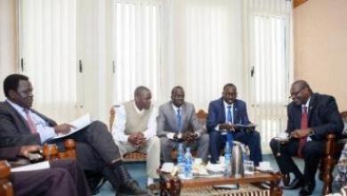 South Sudan rebel chief and former vice-president Riek Machar (R) speaks with his delegation prior to a meeting on 3 March 2015 in Addis Ababa (Photo: AFP/Zacharias Abubeker)