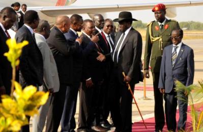 South Sudanese president Salva Kiir is received by senior members of his government at the airport in Juba on 6 March 2015 following his return from peace talks in Ethiopian capital Addis Ababa (Photo: Reuters/Jok Sulomon)
